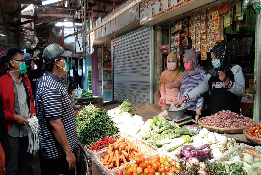 Bupati Pangandaran H Jeje Wiradinata melakukan beberapa arahan ke sejumlah pembeli dan penjual di pasar Parigi, Sabtu, (18/4).