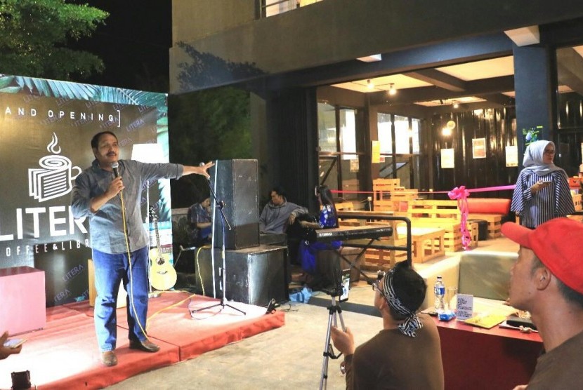 Bupati Pangandaran H Jeje Wiradinata menyampaikan sambutannya saat meresmikan LITERA Coffe and Library di Pangandaran Creative Space, belum lama ini.