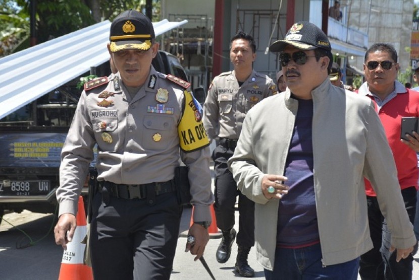 Bupati Pangandaran Jeje Wiradinata bersama Kapolres Ciamis AKBP Nugroho Arianto memantau kondisi masa liburan di loket pembayaran jalur masuk Pantai Barat Pangandaran, Senin (25/12).