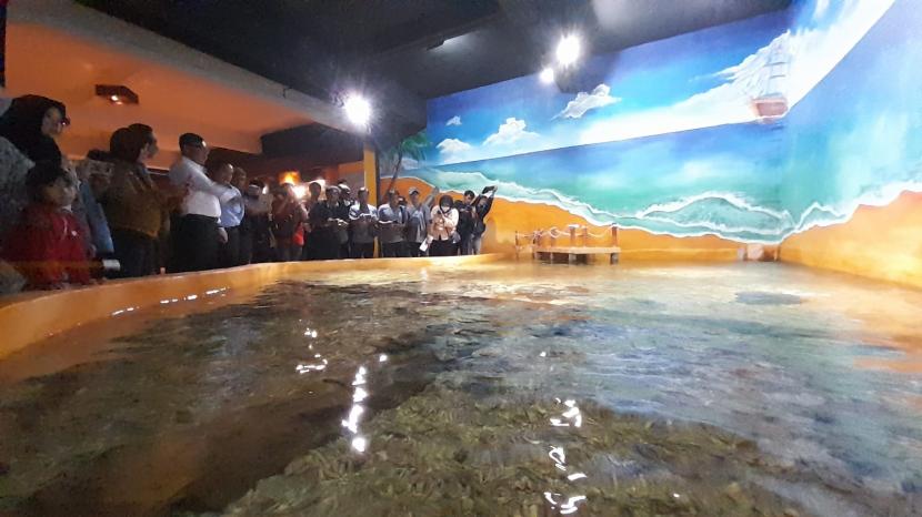 Bupati Pangandaran, Jeje Wiradinata, ikut hadir dalam soft opening Aquarium Indonesia Pangandaran, Sabtu (17/12/2022).