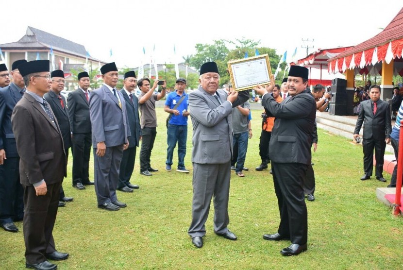 Bupati Pangandaran Jeje Wiradinata (kanan) dan Wabup Pangandaran Adang Hadari menunjukkan piagam penghargaan Kabupaten Pangandaran dalam peringatan Hari Jadi Kabupaten Pangandaran ke-6 di Alun-alun Parigi, Kabupaten Pangandaran, Kamis (25/10). 