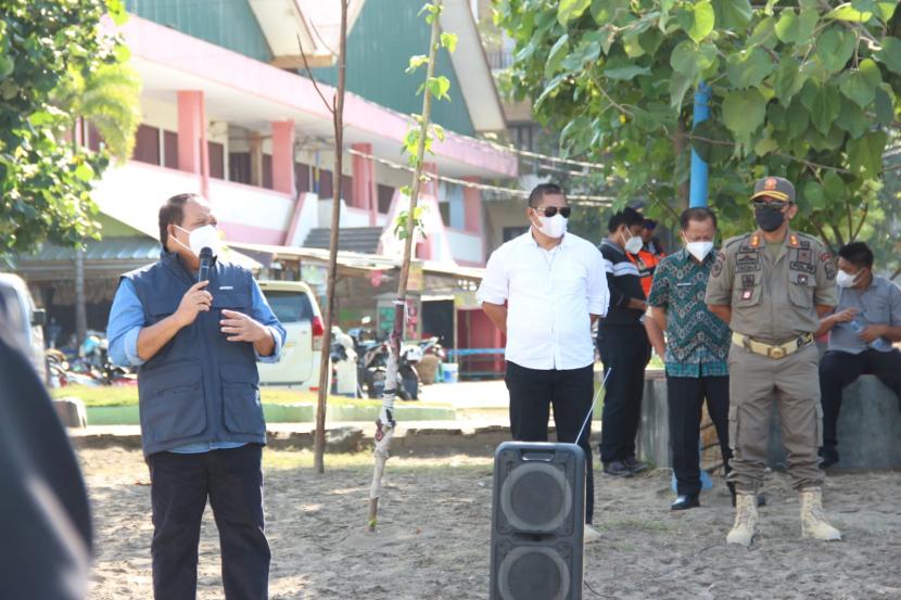 Bupati Pangandaran Jeje Wiradinata memimpin apel gelar pasukan Satpol PP Kabupaten Pangandaran, Jumat (8/10).