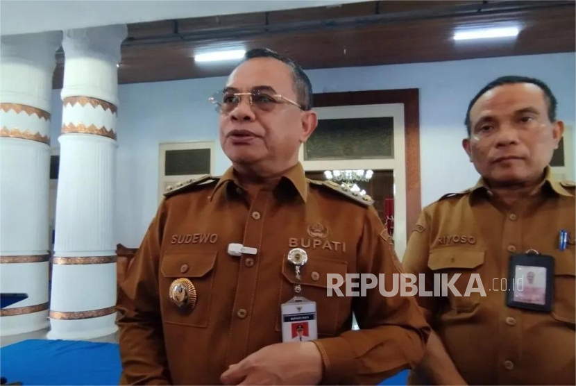 Bupati Pati Sudewo didampingi Plt Sekda Pati.