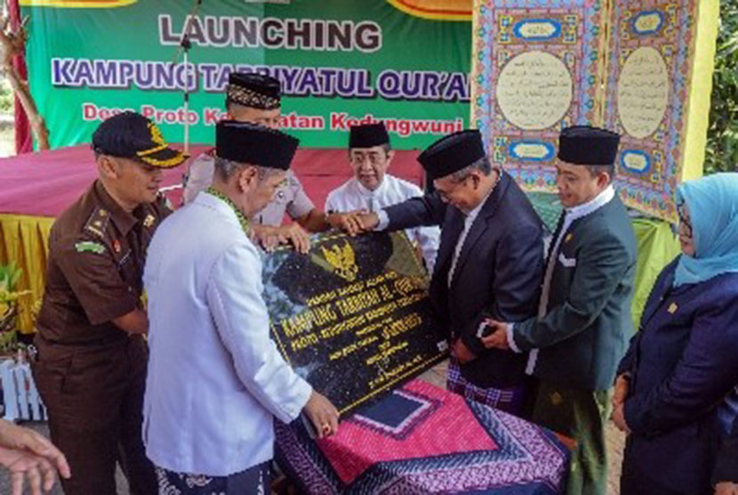 Bupati Pekalongan Asip Kholbihi (tiga kanan) menandatangani prasasti saat peresmian Kampung Tarbiyah Quran di Desa Proto, Kabupaten Pekalongan, Jawa Tengah, Selasa (22/10).