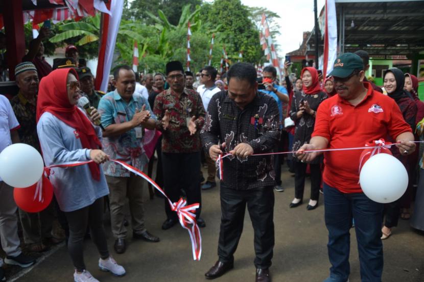 Bupati Purbalingga Dyah Hayuning Pratiwi bersama Kepala Desa Pangempon, meresmikan jalan di Desa Pangempon, Kamis (18/8/22).