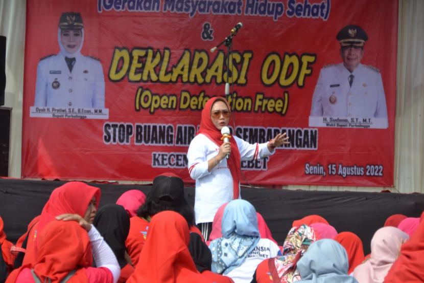 Bupati Purbalingga Dyah Hayuning Pratiwi dalam deklarasi sekaligus penyerahan sertifikat ODF di Kecamatan Mrebet, Purbalingga, Senin (15/8/22). 