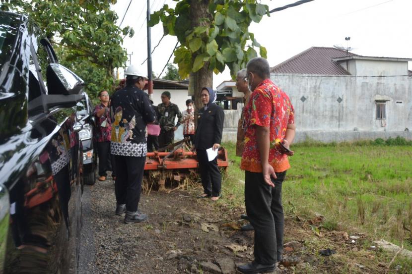 Bupati Purbalingga Dyah Hayuning Pratiwi didampingi kepala OPD terkait saat melakukan monitoring terhadap pekerjaan pemeliharaan berkala jalan Bojong - Panican (Kemangkon), Kabupaten Purbalingga, Kamis (8/9/22). 