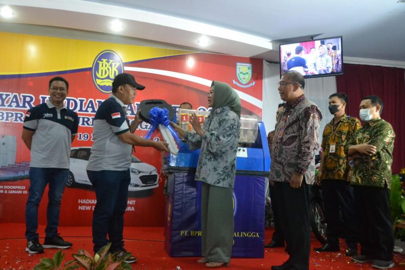 Bupati Purbalingga Dyah Hayuning Pratiwi ikut mengundi pemenang Gebyar Undian Tamades yang diselenggarakan BPR BKK Purbalingga. 