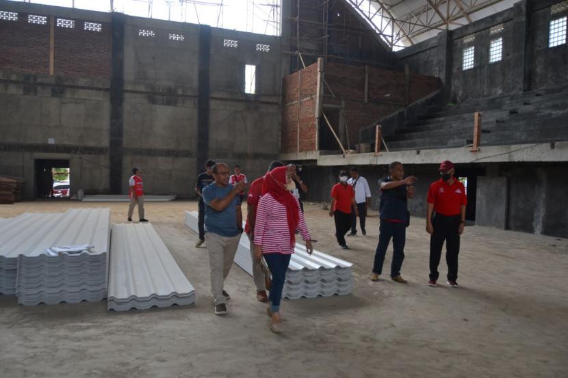 Bupati Purbalingga Dyah Hayuning Pratiwi melakukan monitoring pembangunan GOR Indoor di kompleks GOR Goentoer Darjono, Rabu (28/9/22). 