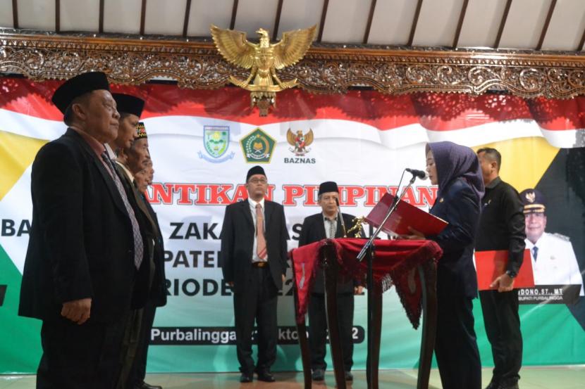 Bupati Purbalingga Dyah Hayuning Pratiwi melantik pimpinan Badan Amil Zakat Nasional (Baznas) Kabupaten Purbalingga Periode 2022 - 2027.