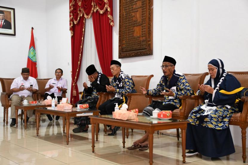 Bupati Purbalingga Dyah Hayuning Pratiwi melepas keberangkatan peserta ibadah umroh atas biaya dari Pemkab Purbalingga, Rabu (7/12/22).