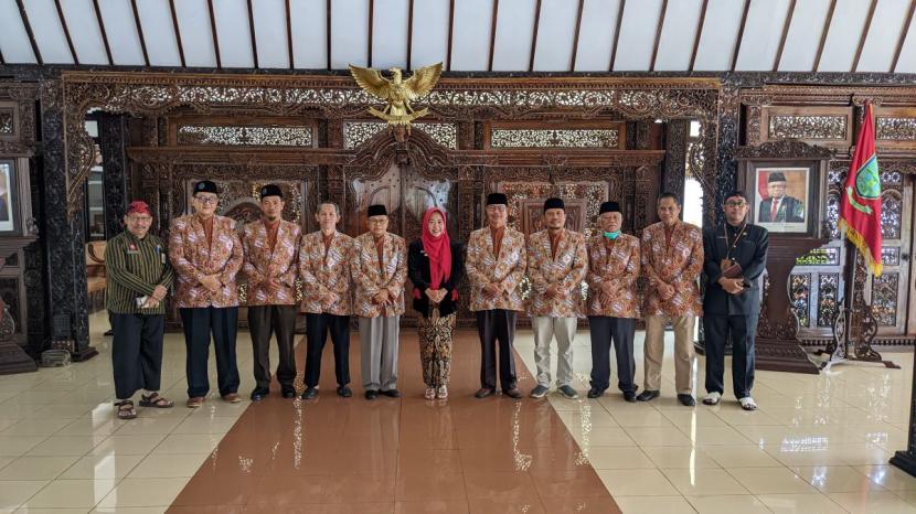 Bupati Purbalingga Dyah Hayuning Pratiwi melepas rombongan Pimpinan Daerah Muhammadiyah (PDM) dan Pimpinan Daerah (PD) 
