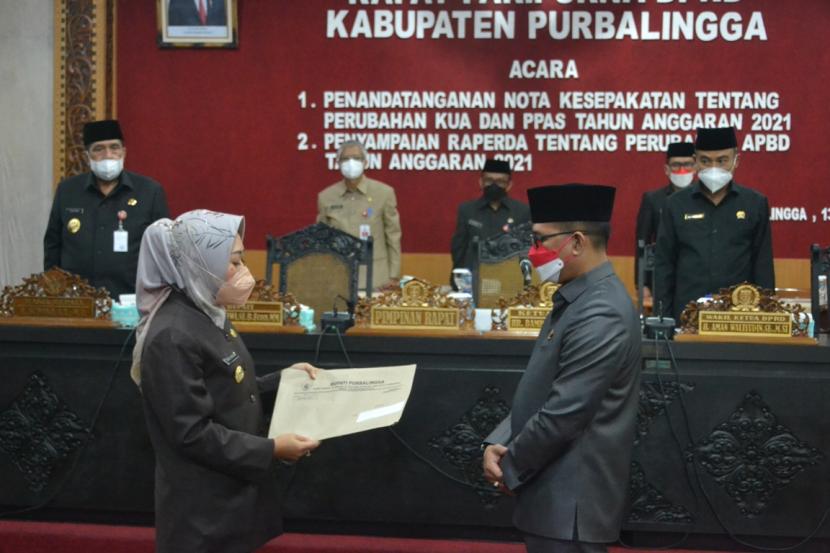 Bupati Purbalingga Dyah Hayuning Pratiwi menyerahkan nota keuangan APBD Perubahan 2021 dalam rapat paripurna DPRD, Jumat (13/8).
