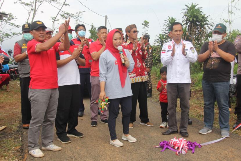 Bupati Purbalingga Dyah Hayuning Pratiwi meresmikan jalan kabupaten yang menghubungkan Desa Danasari Kecamatan Karangjambu dengan Desa Sirau Kecamatan Karangmoncol, Selasa (20/9/22). 