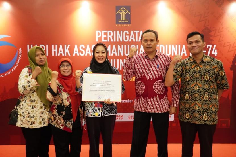 Bupati Purbalingga Dyah Hayuning Pratiwi mewakili Purbalingga menerima penghargaan Kabupaten Peduli Hak Asasi Manusia (HAM) dari Kementerian Hukum dan Hak Asasi Manusia (Kemenkumham) RI, Senin (12/12/22). 