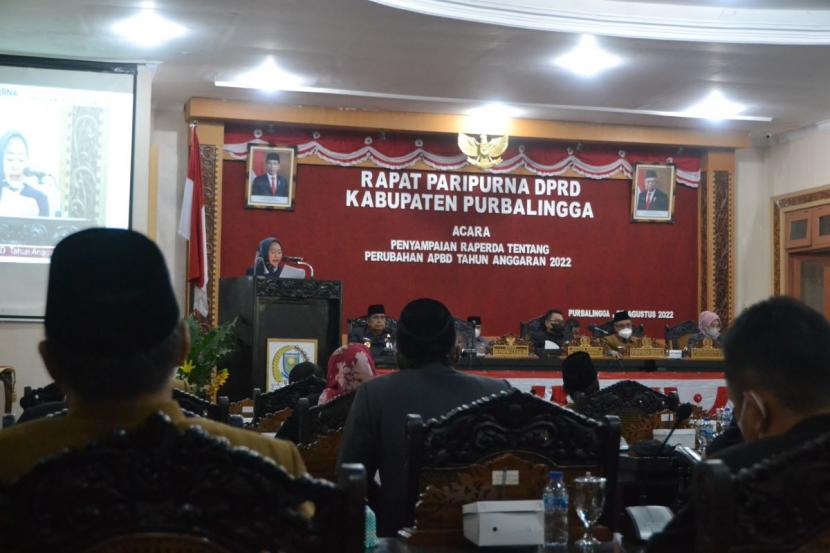 Bupati Purbalingga Dyah Hayuning Pratiwi saat menyerahkan Rancangan Peraturan Daerah (Raperda) Perubahan APBD Tahun Anggaran 2022 kepada DPRD, Senin (22/8/22) di Ruang Rapat DPRD. 