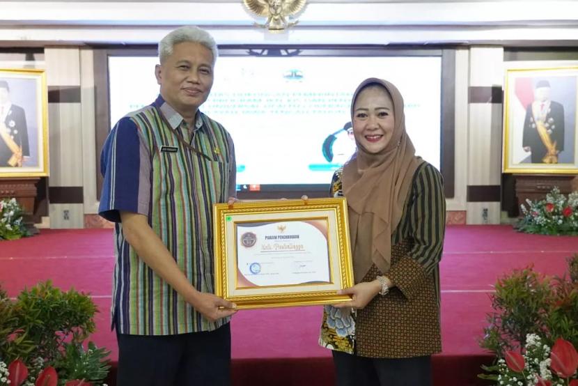 Bupati Purbalingga, Dyah Hayuning Pratiwi (Tiwi) menerima penghargaan atas komitmennya mencapai Universal Health Coverage (UHC) tahun 2022 dari BPJS Kesehatan. 