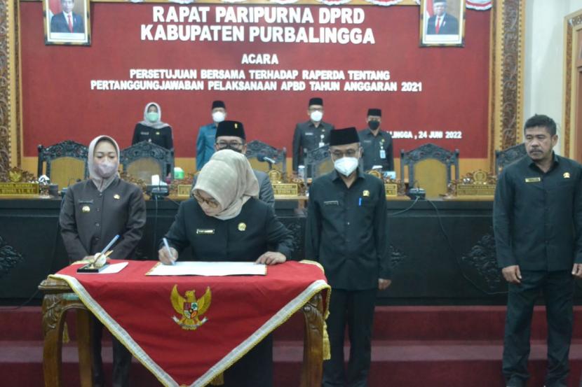 Bupati Purbalingga menandatangani berita acara persetujuan Raperda Pertanggungjawaban Pelaksanaan APBD 2021.