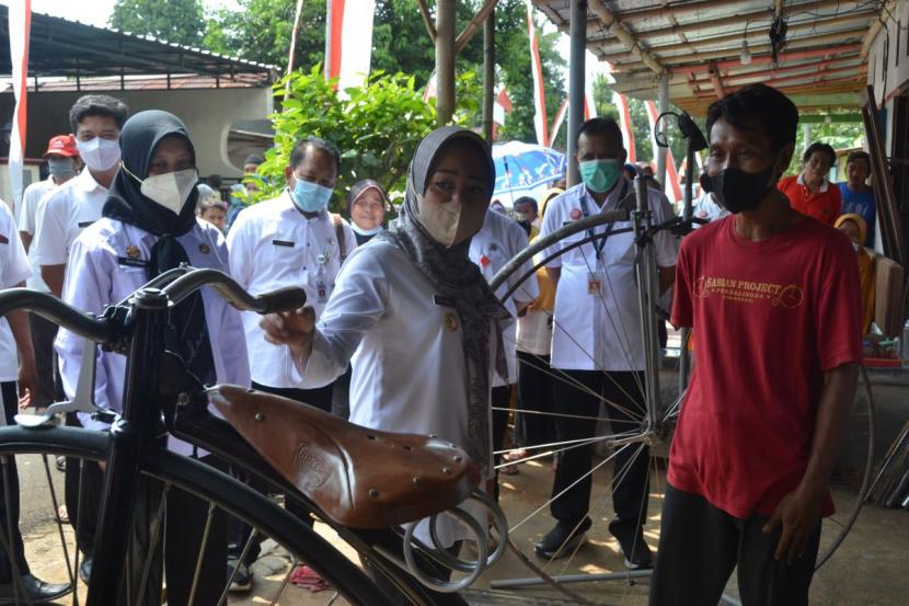 Bupati Purbalingga mengunjungi rumah produksi sepeda Penny Farthing di Desa Karangtengah, Purbalingga, Rabu (22/6/22). 