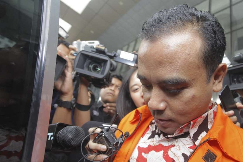 Bupati Purbalingga nonaktif Tasdi usai menjalani pemeriksaan di gedung KPK, Jakarta, Kamis (27/9).