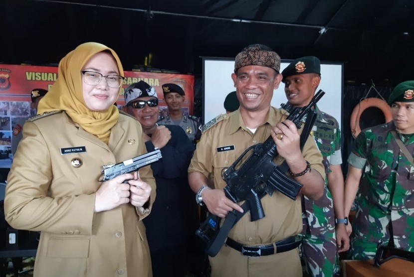 Bupati Purwakarta Anne Ratna Mustika bersama Wakil Bupati, Aming, saat mencoba senjata yang dipergunakan anggota Yon Armed 9 Pasopati, Senin (8/7). 