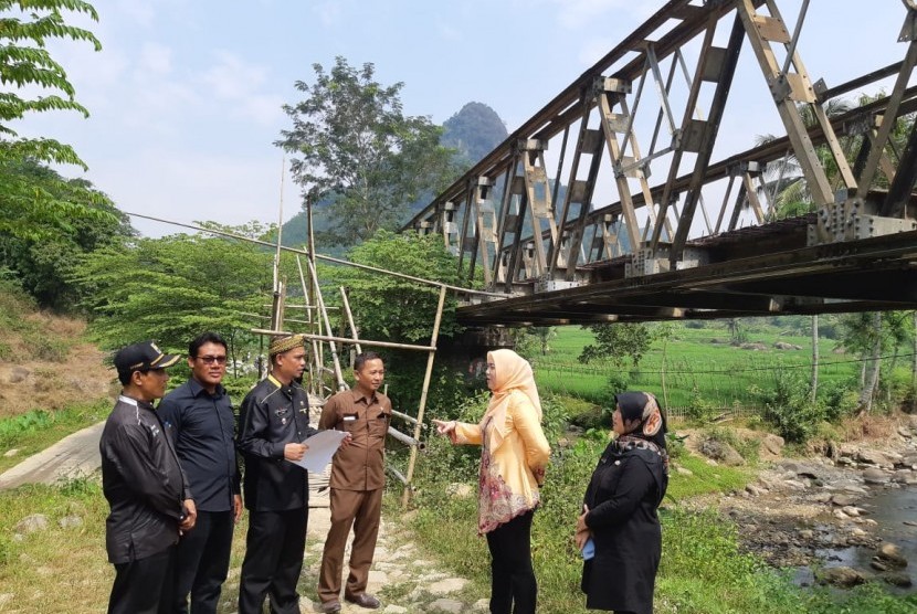 Bupati Purwakarta Anne Ratna Mustika didampingi Ketua DPRD Purwakarta, Sarif Hidayat, bersama pejabat terkait, saat meninjau lokasi yang akan dibangun jembatan di Desa Ciririp, Kecamatan Sukasari, Kamis (27/6). 