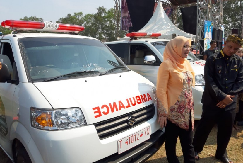 Bupati Purwakarta Anne Ratna Mustika didampingi Wabup Aming saat merilis 183 ambulans desa, di Kampung Paranggombong, Desa Kutamanah, Kecamatan Sukasari, Rabu (26/6). 