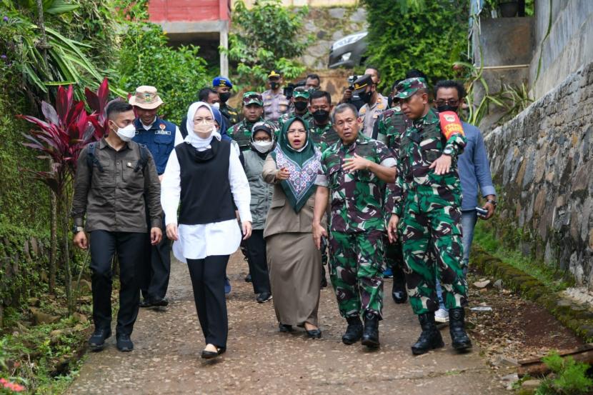   Bupati Purwakarta Anne Ratna Mustika (kedua kiri) meninjau Program TMMD ke-113 Kodim Purwakarta di Desa Wanawali, Kecamatan Cibatu, belum lama ini.
