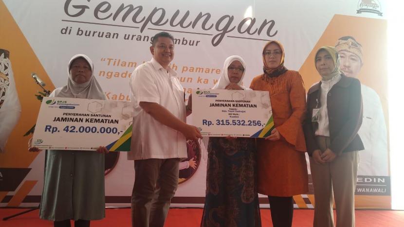 Bupati Purwakarta, Anne Ratna Mustika menginovasikan program itu agar memiliki manfaat lebih lebar. Biasanya dalam kegiatan ini pemerintah daerah juga menyalurkan bantuan sembako kepada warga yang membutuhkan. Seperti yang tampak di Desa Wanawali, Kecamatan Cibatu, Kabupaten Purwakarta pada Rabu (11/3).