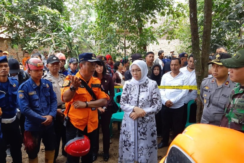 Bupati Purwakarta Anne Ratna Mustika, meninjau langsung lokasi tanah longsor di Kampung Krajan, Desa Salam Jaya, Kecamatan Pondoksalam, Rabu (28/11). Akibat kejadian itu, empat warga meninggal dunia akibat tertimbun reruntuhan rumahnya. 