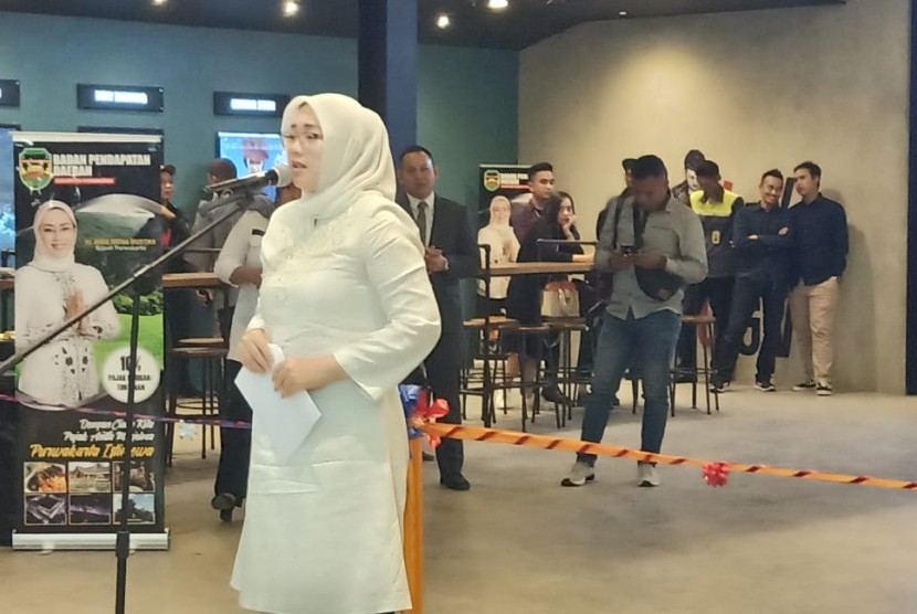 Bupati Purwakarta Anne Ratna Mustika, saat meresmikan bioskop besutan CGV Cinemas yang berada di Sadang Terminal Square, Rabu (12/12). 