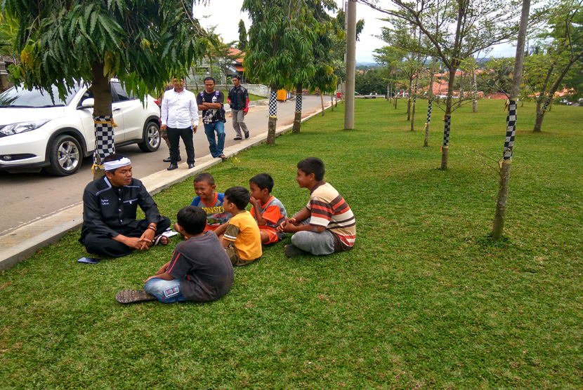 Bupati Purwakarta Dedi Mulyadi, bersama anak-anak sedang menerangkan tentang pendidikan vokasional.