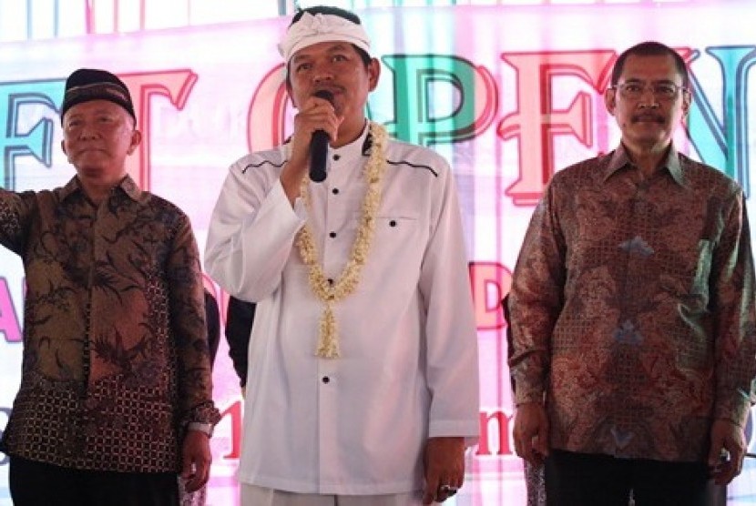 Bupati Purwakarta Dedi Mulyadi bersama Dirut PT Jakatijaya Megah Muhammad Suharli (kanan), pengusaha Bambang Trihatmodjo (kedua kanan) memukul gendang sebagai tandan soft opening Pasar Induk Modern Cikopo di Purwakarta, Jawa Barat, Selasa (15/12).