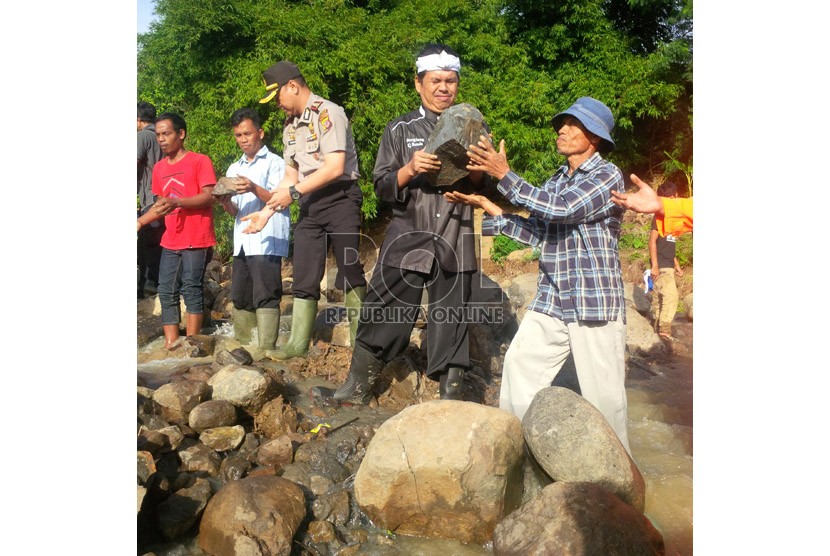 Bupati Purwakarta Dedi Mulyadi, bersama Kapolres AKBP Trunoyudo Wisnu Andiko, memimpin pembangunan jembatan yang melintasi Sungai Cilalawi, Selasa (15/12).