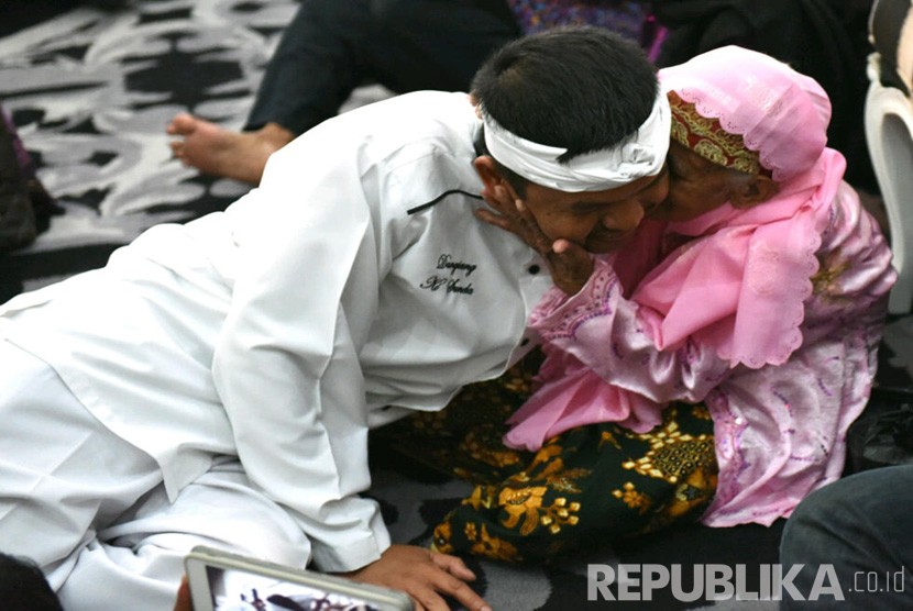 Bupati Purwakarta Dedi Mulyadi, mendapat ciuman mesra dari ibu asuhnya yang berusia 106 tahun, di hari ulang tahunnya, Senin (11/4). ( Republika/Ita Nina Winarsih)