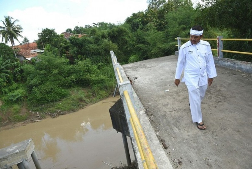 Bupati Purwakarta Dedi Mulyadi, mengecek pembangunan jembatan penghubung wilayah perbatasan, di Desa Cijunti, Kecamatan Campaka, Jumat (10/6). Jembatan itu, nantinya akan menghubungkan masyarakat Purwakarta dengan Kabupaten Subang.