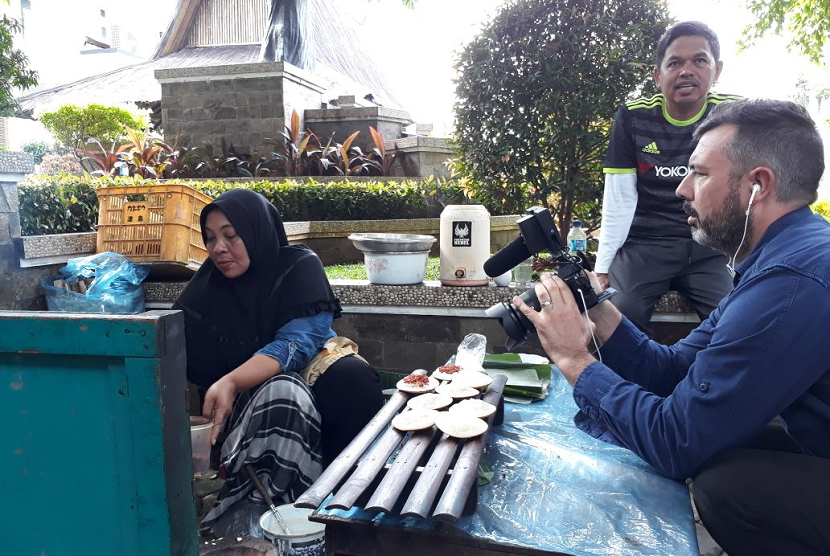 Bupati Purwakarta, Dedi Mulyadi, mengenalkan makanan tradisional khas sunda Jawa Barat (Jabar) surabi kepada wartawan ABC News (Australia). 