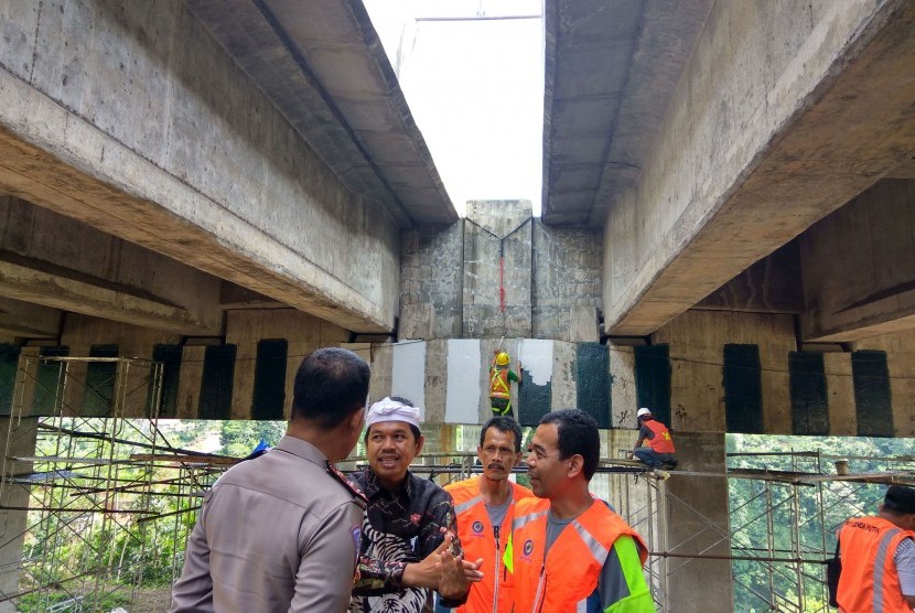 Bupati Purwakarta Dedi Mulyadi, meninjau langsung Jembatan Cisomang Tol Cipularang KM 100+800, Kampung Cisomang, Desa Depok, Kecamatan Darangdan, yang mengalami pergeseran,  Jumat (23/12).