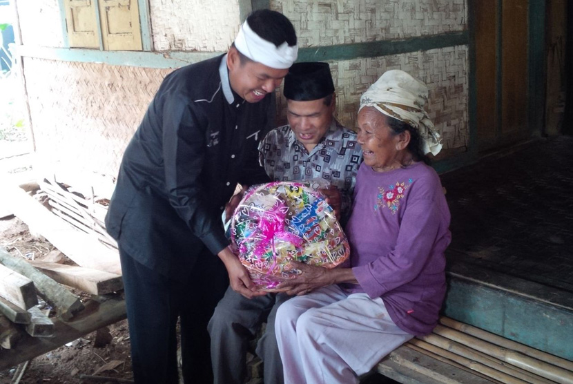 Bupati Purwakarta Dedi Mulyadi, menyerahkan bingkisan kasih sayang kepada Pasutri inspiratif Kasih (75 tahun) dan Ma'i (65 tahun), warga Kampung Munjul RT 17/09, Kelurahan Munjul Jaya, Kecamatan Purwakarta (Ilustrasi)