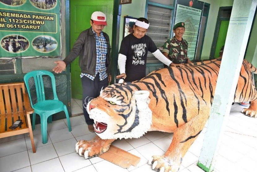 Bupati Purwakarta, Dedi Mulyadi, menyumbang patung harimau ke Koramil Cisewu