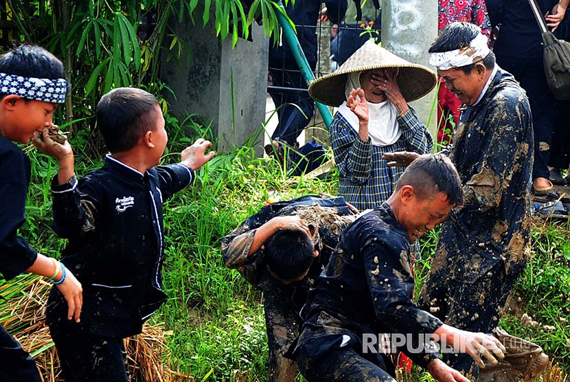 Bupati Purwakarta Dedi Mulyadi, terlibat tawuran lumpur dengan para pelajar di Desa Warung Jeruk, Kecamatan Tegalwaru, Rabu (23/3).