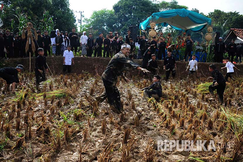 Bupati Purwakarta Dedi Mulyadi, terlibat tawuran lumpur dengan para pelajar di Desa Warung Jeruk, Kecamatan Tegalwaru, Rabu (23/3).