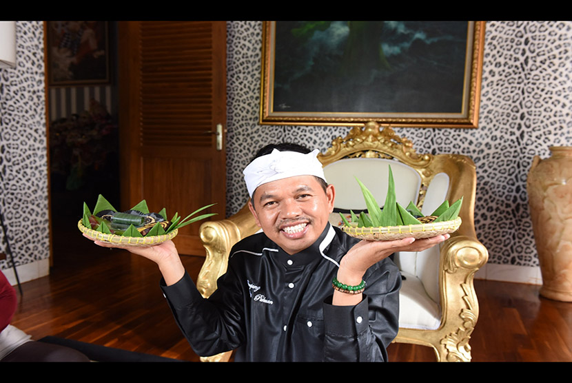 Bupati Purwakarta Dedi Mulyadi melestarikan kue tradisional yang dikemas dengan piring cecempeh, dan menjadikannya kue tradisional hidangan bagi tamu Pemkab Purwakarta.