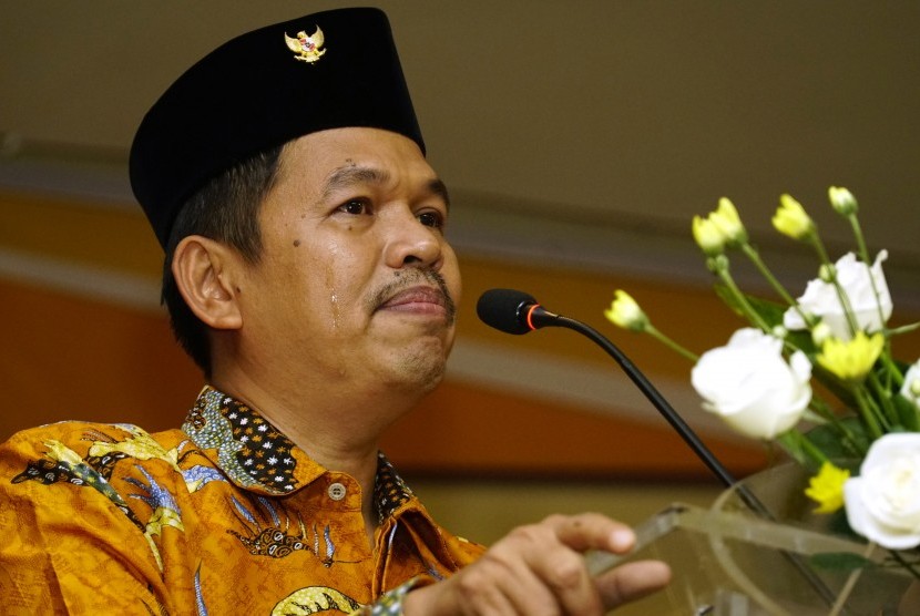 Bupati Purwakarta Dedi Mulyadi yang juga Ketua DPD Partai Golkar Jawa Barat berorasi menanggapi beredarnya surat rekomendasi yang diduga palsu, di Bandung, Jawa Barat, Selasa (26/9).