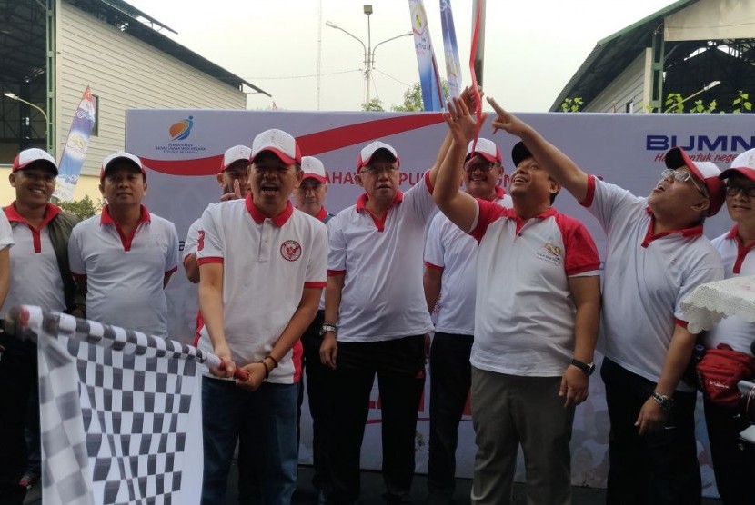Bupati Purwakarta H Dedi Mulyadi melepas peserta gerak jalan sehat yang diselenggarakan empat BUMN di PJT II Jatiluhur, Kabupaten Purwakarta, Ahad (13/8)