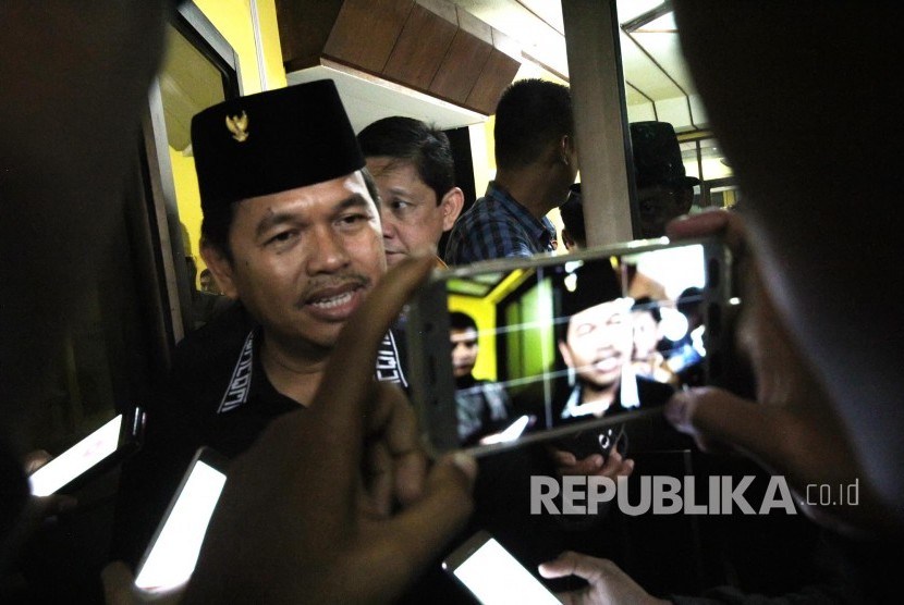 Bupati Purwakarta yang juga menjabat sebagai Ketua DPD Golkar Jawa Barat Dedi Mulyadi diwawancara wartawan di Gedung DPD Golkar, Jl Maskumambang, Kota Bandung, Senin (6/11).