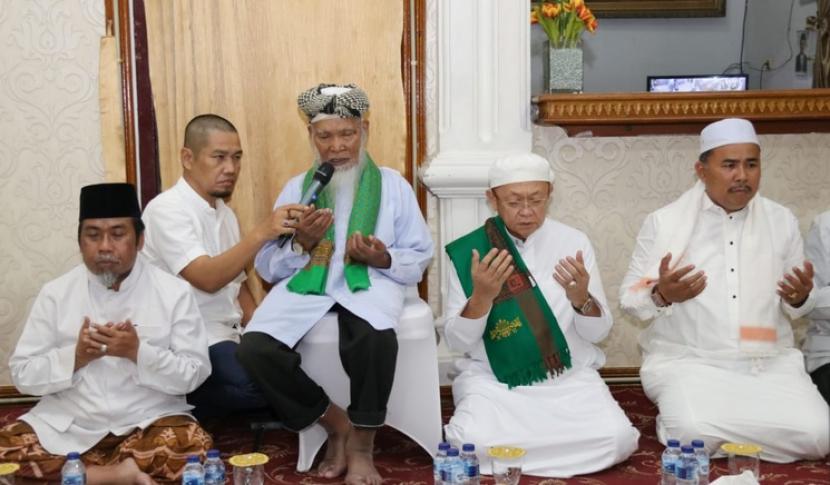 Bupati Sarolangun, Cek Endra mengadakan manaqiban bersama ulama dan pimpinan pondok pesantren yang ada di Sarolangun.