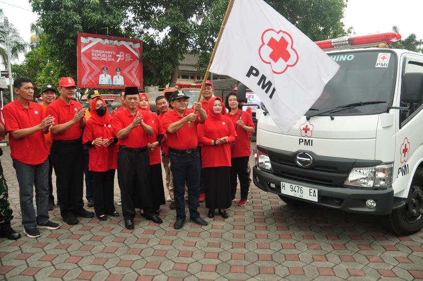 Bupati Semarang, H Ngesti Nugraha melepas bantuan air bersihPalang Merah Indonesia (PMI) Kabupaten Semarang untuk sejumlah desa terdampak kekeringan, di Pendopo Rumah Dinas Bupati Semarang, Ahad (17/9). Sebanyak 50 tangki air bersih bantuan dalam rangka HUT PMI ke-78 disalurkan untuk sejumlah desa di wilayah Kecamatan bancak, Kecamatan Bringin dan Kecamatan Getasan.