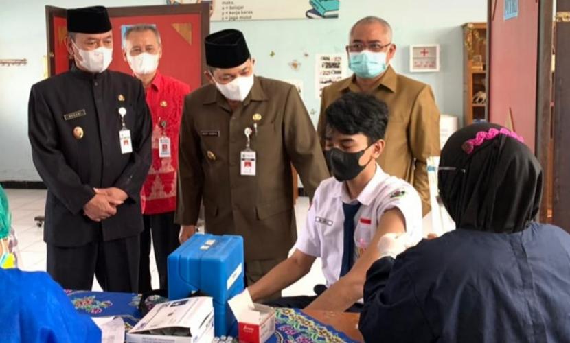 Bupati Semarang, H Ngesti Nugraha melihat langsung pelaksanaan vaksinasi Covid-19 kepada para siswa di SMPN 2 Ungaran, kabupaten Semarang, Rabu (8/9). Program vaksinasi Covid-19 di sekolah ini menyasar 1.100 siswa.