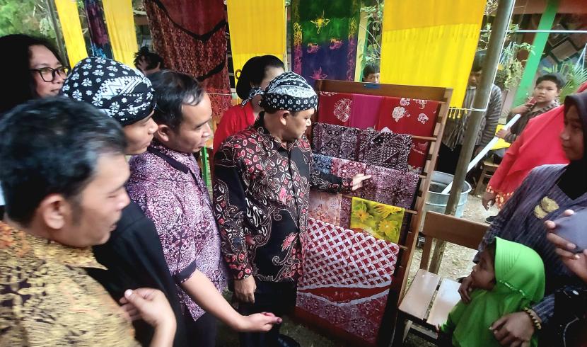    Bupati Semarang, H Ngesti Nugraha, melihat display berbagai karya batik gagrak Patron Ambarawa, saat menghadiri acara Peluncuran Batik Gripatwa ‘Gagrak Patron Ambarawa’, yang dilaksanakan Komunitas Batik Patron Ambarawa di SMPN 4 Ambarawa, Sabtu (27/5).